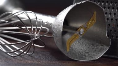 Mutfak aletinin yakın görüntüsü. Mutfak rendesi, çırpıcı ve karıştırıcı eklentisiName.