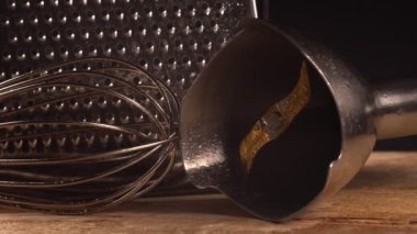 Mutfak aletinin yakın görüntüsü. Mutfak rendesi, çırpıcı ve karıştırıcı eklentisiName.