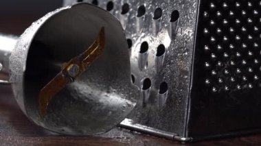 Mutfak aletinin yakın görüntüsü. Mutfak rendesi, çırpıcı ve karıştırıcı eklentisiName.