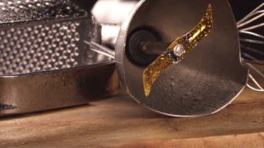 Mutfak aletinin yakın görüntüsü. Mutfak rendesi, çırpıcı ve karıştırıcı eklentisiName.