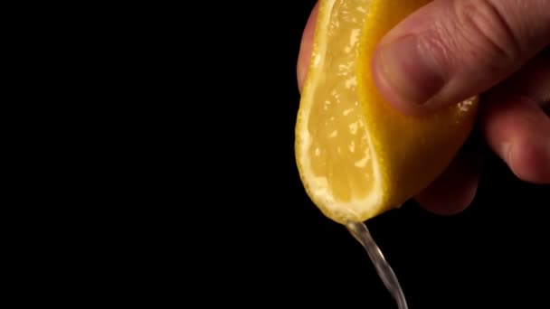 Adam Siyah Arka Planda Sarı Limon Sıkıyor — Stok video