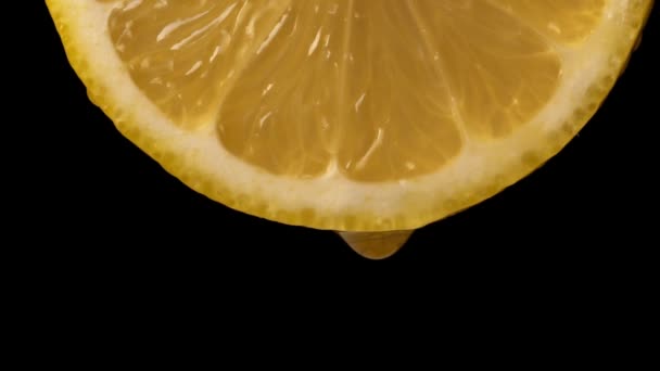 Fatia Suculenta Limão Amarelo Com Uma Gota Suco — Vídeo de Stock