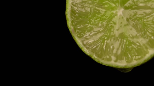 Saftige Scheibe Grüne Limette Mit Einem Tropfen Saft — Stockvideo