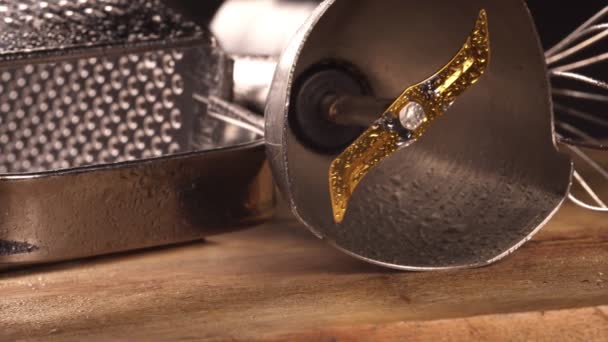 Mutfak Aletinin Yakın Görüntüsü Mutfak Rendesi Çırpıcı Karıştırıcı Eklentisiname — Stok video