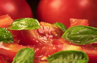 Fesleğen yapraklı taze domates manzarası.