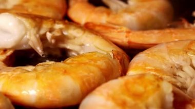 Kral karideslerin yakın çekim görüntüsü tavada kızarıyor..