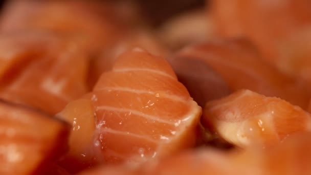 Vista Cerca Del Salmón Fríen Una Sartén — Vídeo de stock