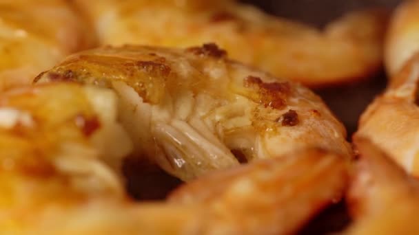 王虾的特写是放在锅里煎的 — 图库视频影像