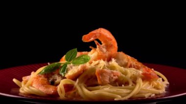 Kırmızı tabakta deniz mahsullü makarna..