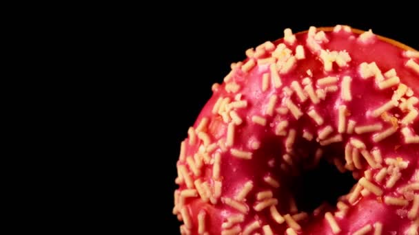 Siyah Zemin Üzerine Serpiştirilmiş Pembe Donut — Stok video