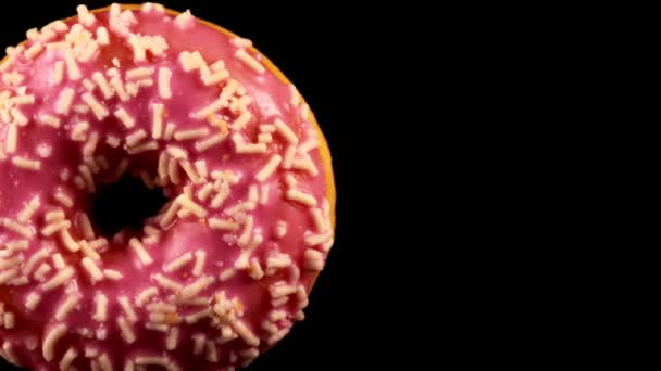 Розовый Глазированный Пончик Брызгами Черном Фоне — стоковое видео