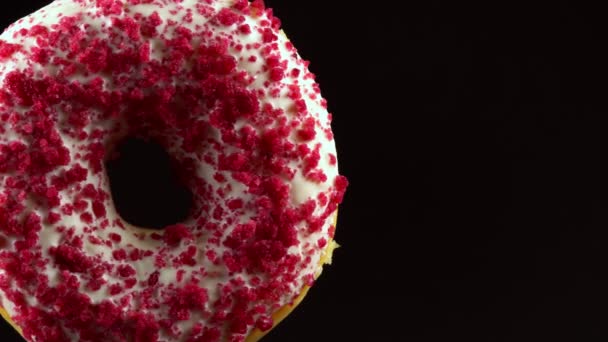 Рожевий Глазурований Пончик Зморшками Чорному Тлі — стокове відео