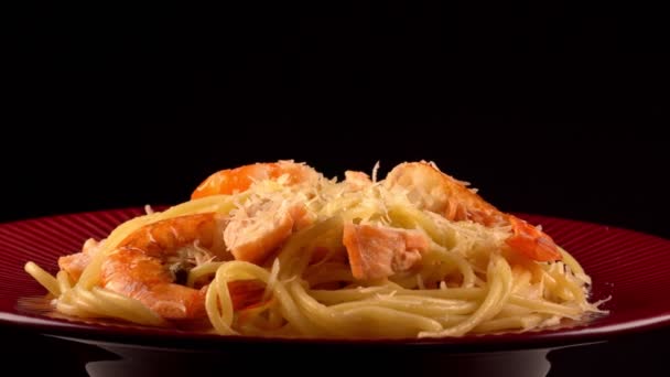 Mano Poniendo Camarones Pasta Con Mariscos — Vídeo de stock