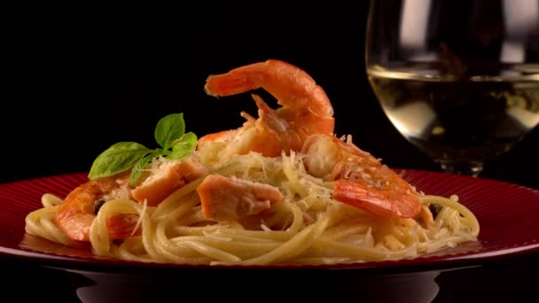 Pasta Ruotante Con Frutti Mare Piatto Rosso — Video Stock