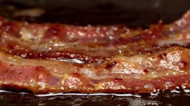 Kızartma tavasındaki pastırma dilimlerinin yakın plan görüntüsü.