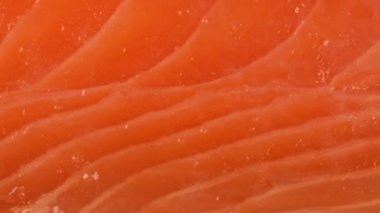 Kırmızı somon diliminin makro görünümü.