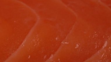 Kırmızı somon diliminin makro görünümü.