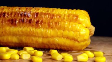 Masanın üzerinde taze pişmiş mısır rotasyonu.