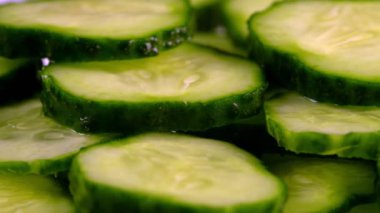 Dilimlenmiş yeşil salatalıkların yakın çekim görüntüsü.