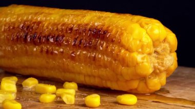 Taze pişmiş mısır tuzlanıyor..