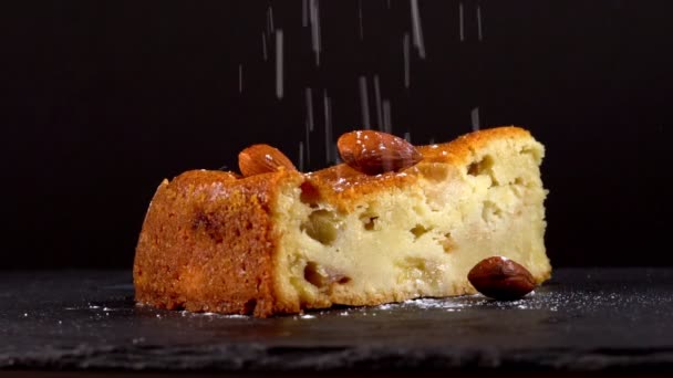 Pastel Manzana Está Siendo Espolvoreado Con Azúcar Glaseado — Vídeos de Stock