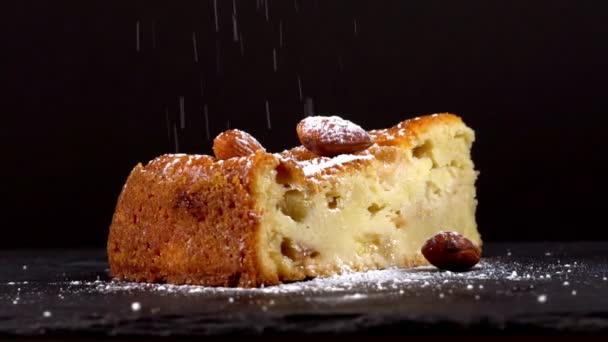 Pastel Manzana Está Siendo Espolvoreado Con Azúcar Glaseado — Vídeos de Stock