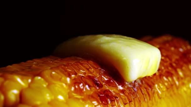 Boter Smelt Vers Gekookte Maïs — Stockvideo