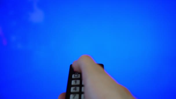 Mužská Ruka Dálkovým Ovládáním Ukazujícím Televizní Obrazovku Modrá Klávesa Chroma — Stock video