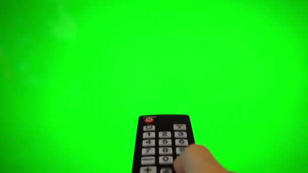 Mužská Ruka Dálkovým Ovládáním Ukazujícím Televizní Obrazovku Zelená Klávesa Chroma — Stock video