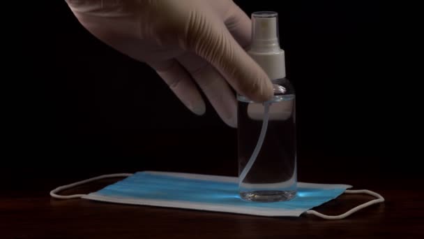 Hand Nimmt Desinfektionsspray Vom Tisch Covid Prävention — Stockvideo