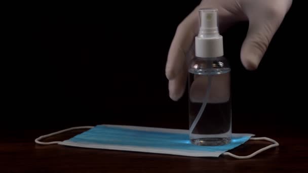 Hand Nimmt Desinfektionsspray Vom Tisch Covid Prävention Videoclip