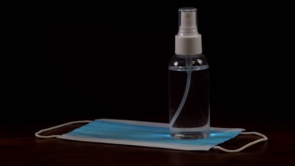 Hand Nimmt Desinfektionsspray Vom Tisch Covid Prävention Stockvideo