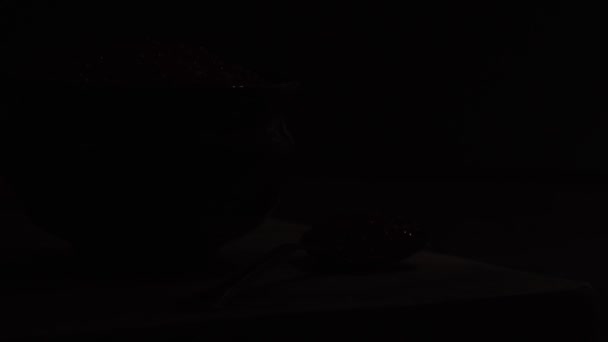 Rode Kaviaar Pot Verlicht Door Licht Geschikt Voor Reclame — Stockvideo