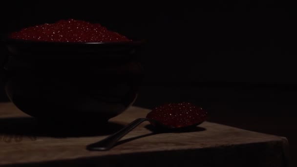 Rode Kaviaar Pot Verlicht Door Licht Geschikt Voor Reclame — Stockvideo