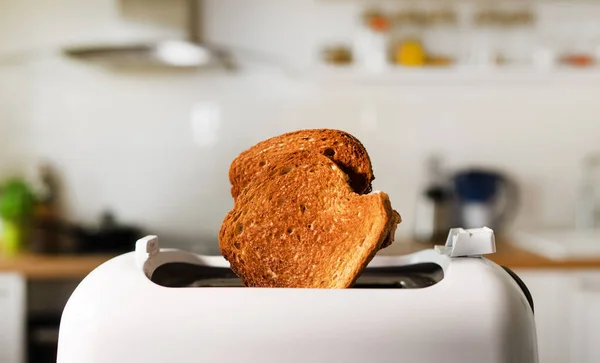 两个烤吐司面包从烤面包机里冒了出来 — 图库照片