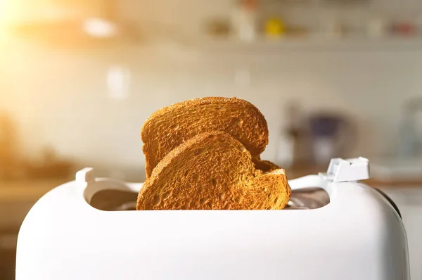 两个烤吐司面包从烤面包机里冒了出来 — 图库照片