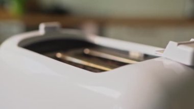 Tost makinesinden fırlayan iki kızarmış ekmek..