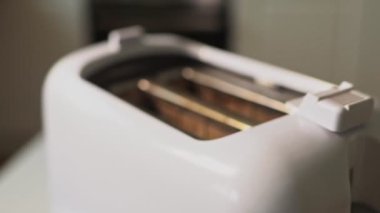 Tost makinesinden fırlayan iki kızarmış ekmek..
