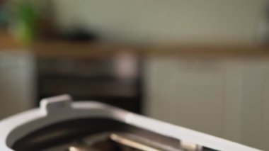 Tost makinesinden fırlayan iki kızarmış ekmek..