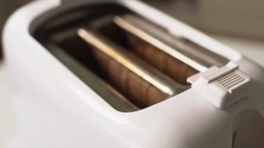 Tost makinesinden fırlayan iki kızarmış ekmek..