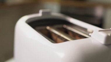 Tost makinesinden fırlayan iki kızarmış ekmek..