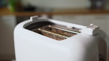 Tost makinesinden fırlayan iki kızarmış ekmek..