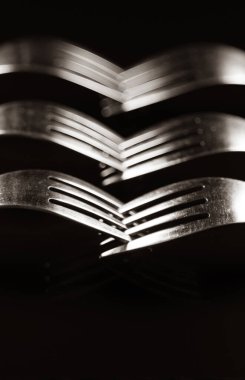 Siyah arkaplandaki çatallardan oluşan bileşim.