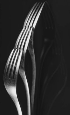 Siyah arkaplandaki çatallardan oluşan bileşim.