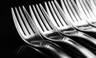 Siyah arkaplandaki çatallardan oluşan bileşim.