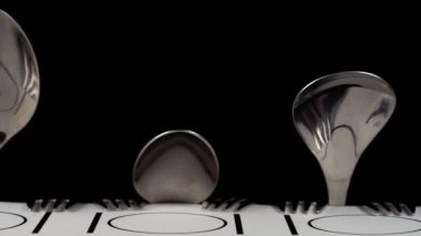 Kaşık ve çatallardan oluşan soyut bir aile yemeğe hazırlanıyor..