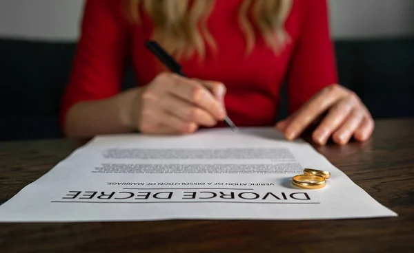 Жена Подписывает Указ Разводе Подготовленный Адвокатом — стоковое фото