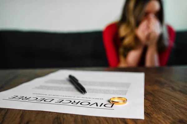 Scheidingsdecreet Document Vrouw Huilt Achtergrond — Stockfoto