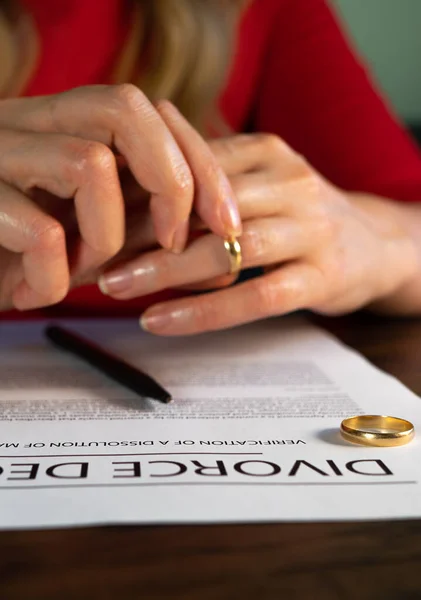 Woman Takes Her Wedding Ring Her Finger — Stock Photo, Image