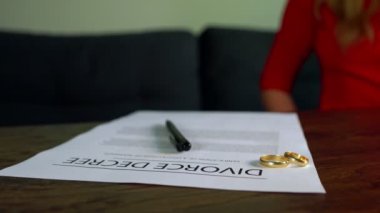 Eski karı koca el sıkışıyor..